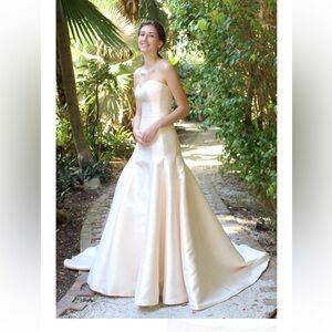 Elegant White Strapless Wedding Dress